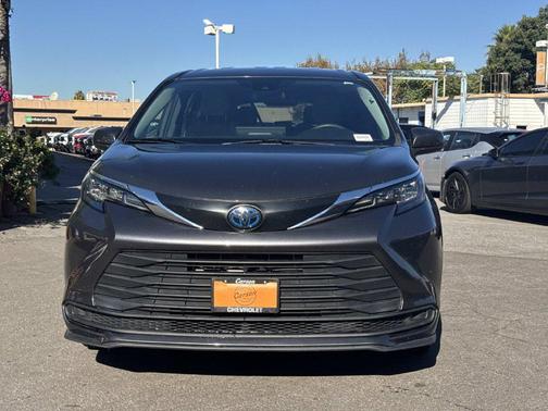 Magnetic Gray Metallic 2025 Toyota Sienna LE