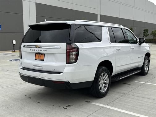 2023 Chevrolet Suburban LT