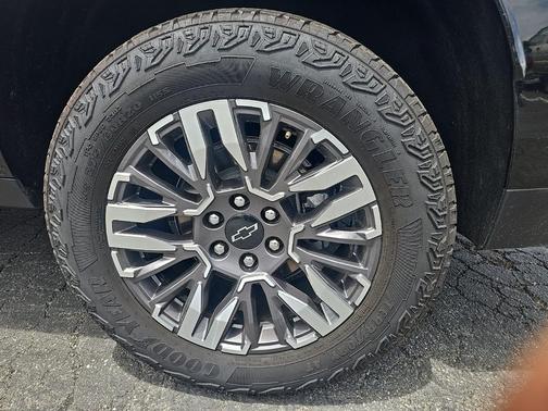 Black 2025 Chevrolet Suburban 4WD Z71