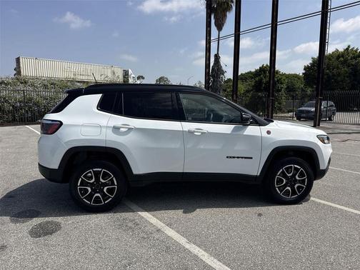 Bright White Clearcoat 2025 Jeep Compass Trailhawk