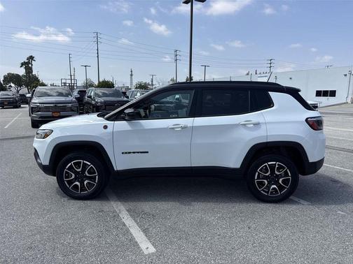 Bright White Clearcoat 2025 Jeep Compass Trailhawk