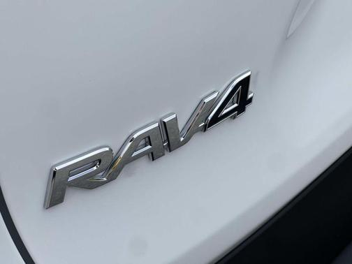 Ice 2025 Toyota RAV4 Hybrid LE