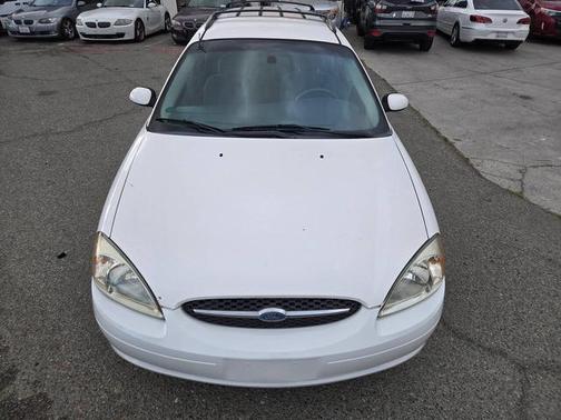 Vibrant White Clearcoat 2002 Ford Taurus SE