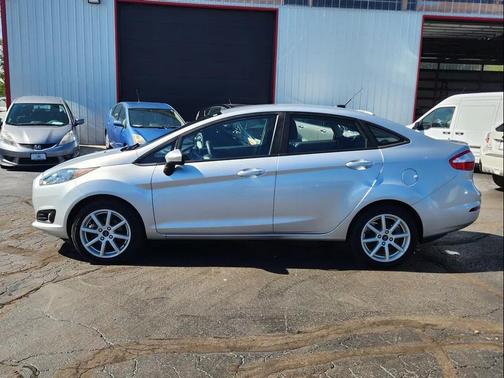 Ingot Silver Metallic 2019 Ford Fiesta SE