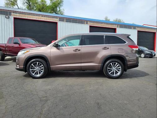 Toasted Walnut Pearl 2017 Toyota Highlander XLE