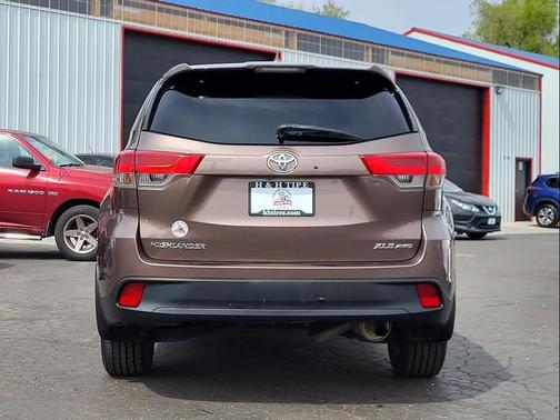 Toasted Walnut Pearl 2017 Toyota Highlander XLE