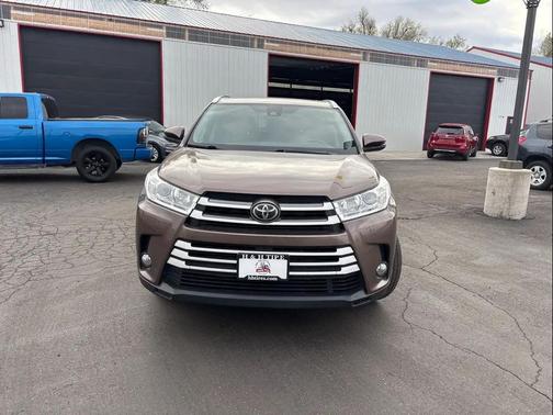 Toasted Walnut Pearl 2017 Toyota Highlander XLE