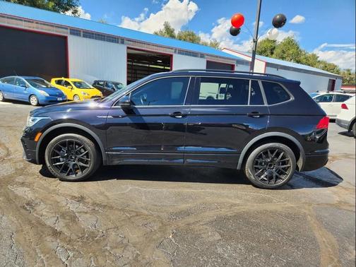 Deep Black Pearl 2023 Volkswagen Tiguan 2.0T SE R-Line Black