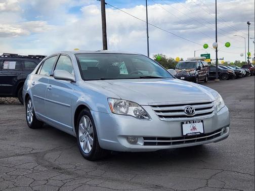 Silver 2005 Toyota Avalon XLS
