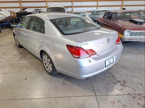 Silver 2005 Toyota Avalon XLS