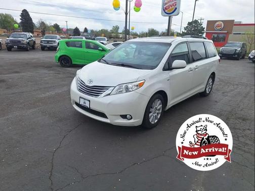 Blizzard Pearl 2017 Toyota Sienna XLE