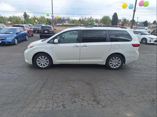 Blizzard Pearl 2017 Toyota Sienna XLE