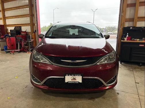 Red 2018 Chrysler Pacifica Limited