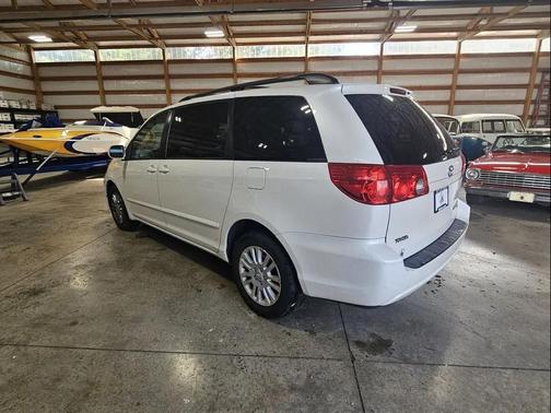 Blizzard Pearl 2010 Toyota Sienna XLE