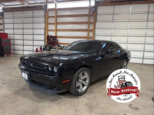 Pitch Black Clearcoat 2017 Dodge Challenger SXT
