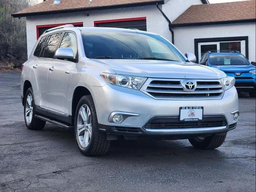 Classic Silver Metallic 2011 Toyota Highlander Limited