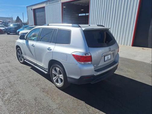 Classic Silver Metallic 2011 Toyota Highlander Limited