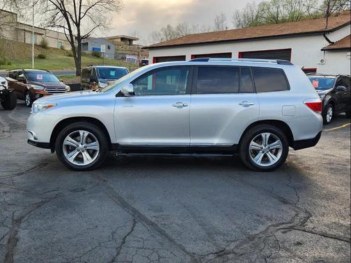 Classic Silver Metallic 2011 Toyota Highlander Limited