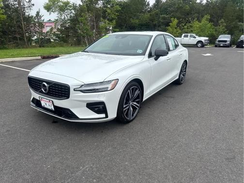 2022 Volvo S60 B5 R-Design