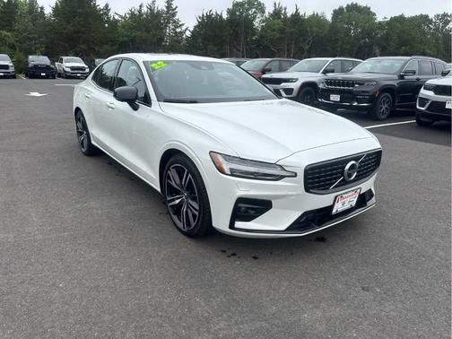 2022 Volvo S60 B5 R-Design