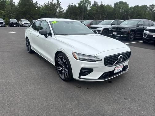2022 Volvo S60 B5 R-Design