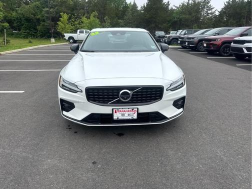 2022 Volvo S60 B5 R-Design
