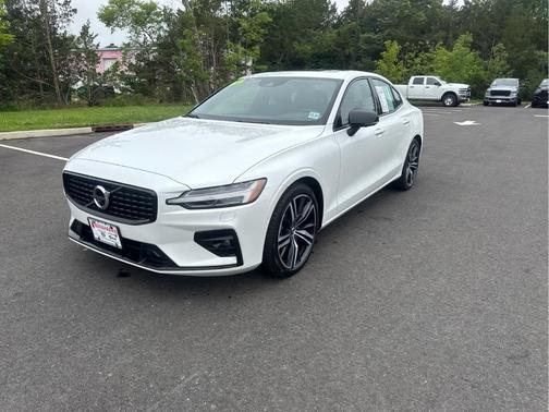2022 Volvo S60 B5 R-Design