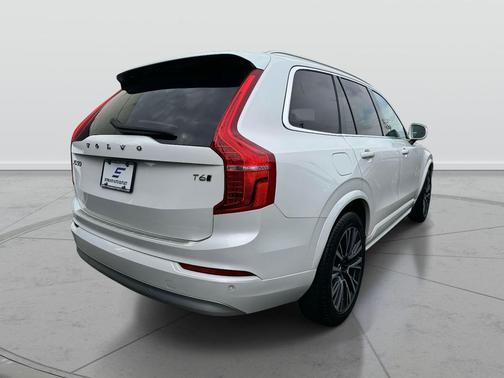 2022 Volvo XC90 T6 Momentum