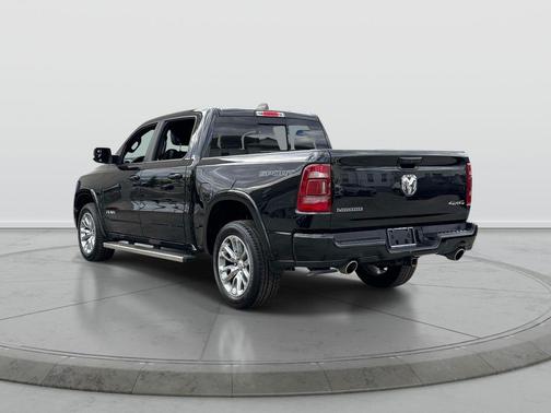 Diamond Black Crystal Pearlcoat 2022 RAM 1500 Laramie