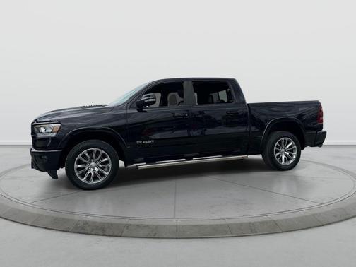 Diamond Black Crystal Pearlcoat 2022 RAM 1500 Laramie