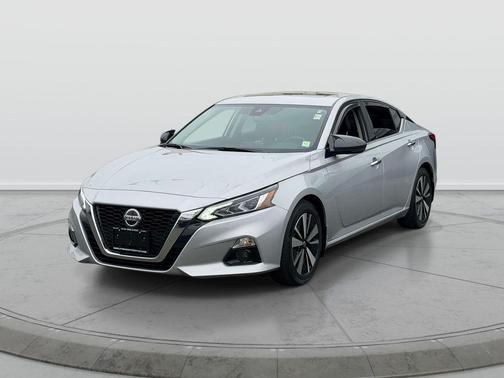 Brilliant Silver Metallic 2022 Nissan Altima 2.5 SL