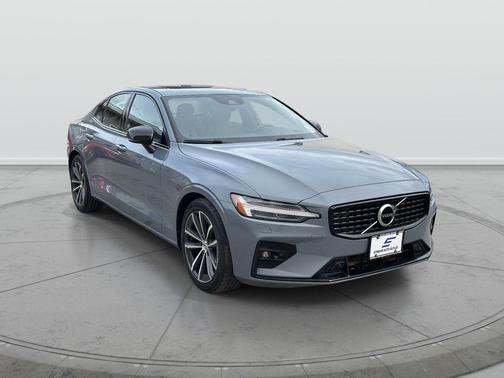 2022 Volvo S60 T5 Momentum