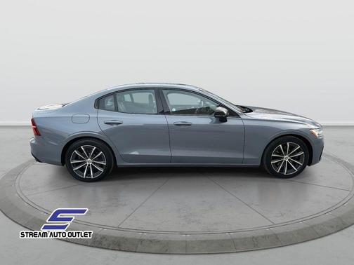 2022 Volvo S60 T5 Momentum