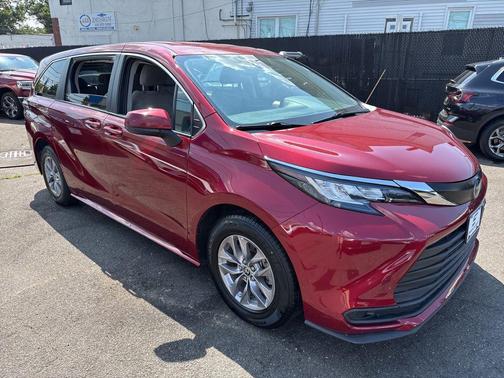 2022 Toyota Sienna LE