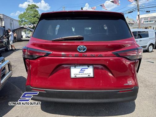 2022 Toyota Sienna LE