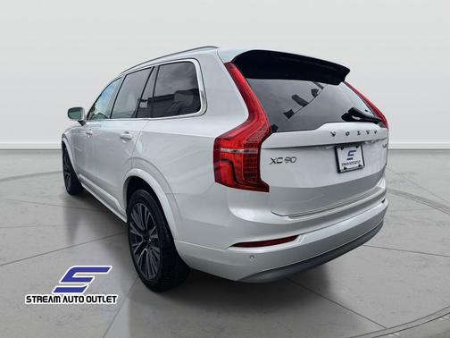 2022 Volvo XC90 T6 Momentum