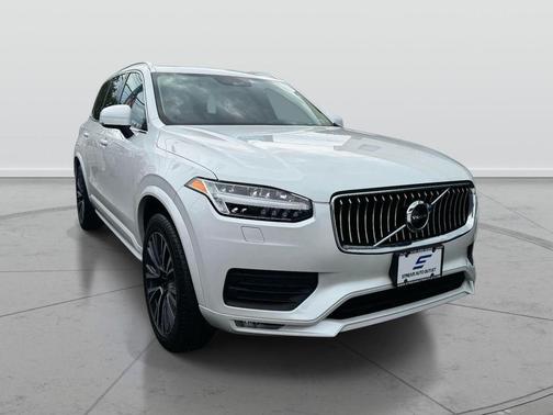 2022 Volvo XC90 T6 Momentum