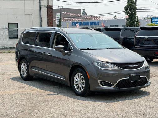 Granite Crystal Metallic Clearcoat 2018 Chrysler Pacifica Touring-L