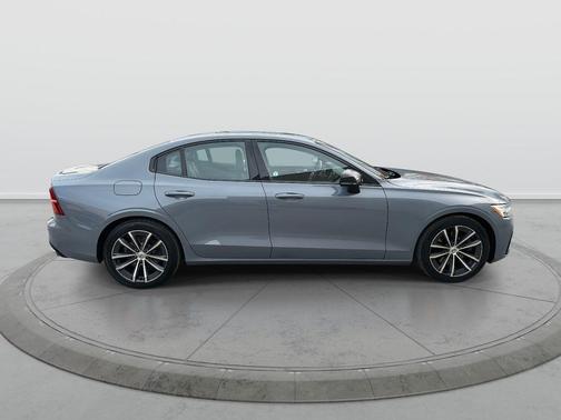2022 Volvo S60 T5 Momentum