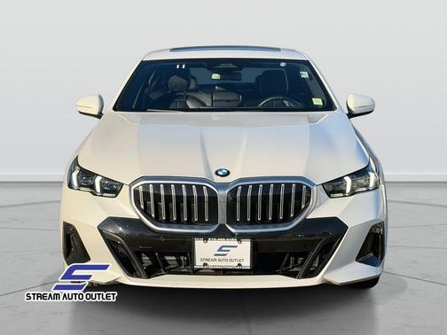 Mineral White Metallic 2026 BMW 530 xDrive