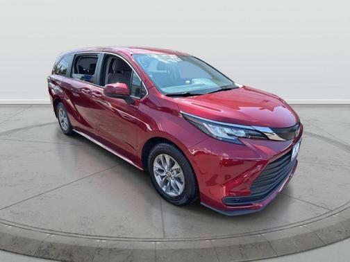 2022 Toyota Sienna LE