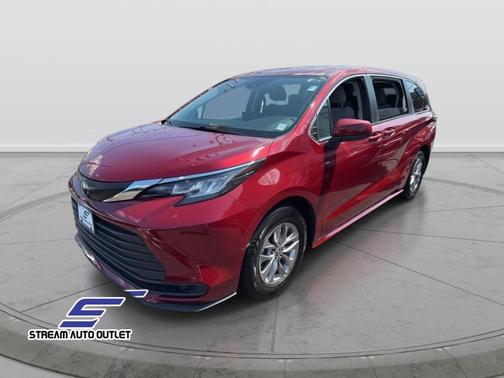 2022 Toyota Sienna LE