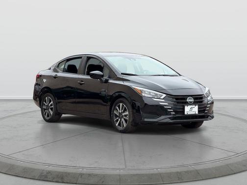 Super Black 2025 Nissan Versa 1.6 SV