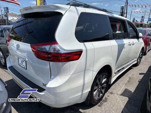 2020 Toyota Sienna XLE