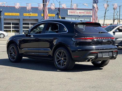 Jet Black Metallic 2022 Porsche Macan Macan S