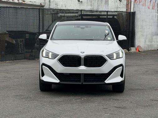 Mineral White Metallic 2026 BMW X2 xDrive28i