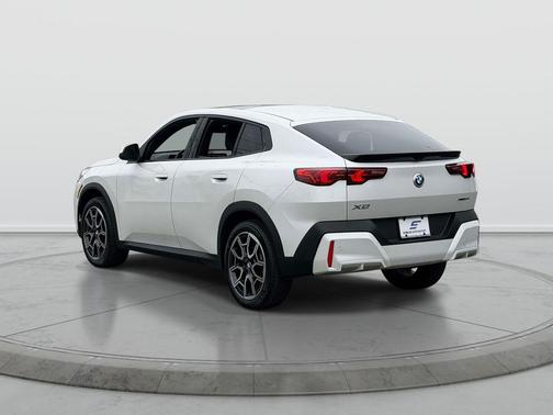Mineral White Metallic 2026 BMW X2 xDrive28i
