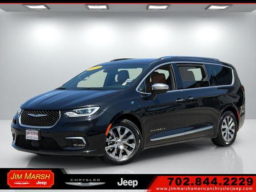 Brilliant Black Crystal Pearlcoat 2023 Chrysler Pacifica L