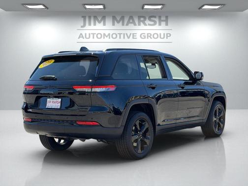 Diamond Black Crystal Pearlcoat 2023 Jeep Grand Cherokee Limited