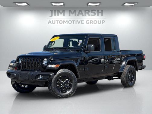 Black Clearcoat 2022 Jeep Gladiator Altitude 4x4